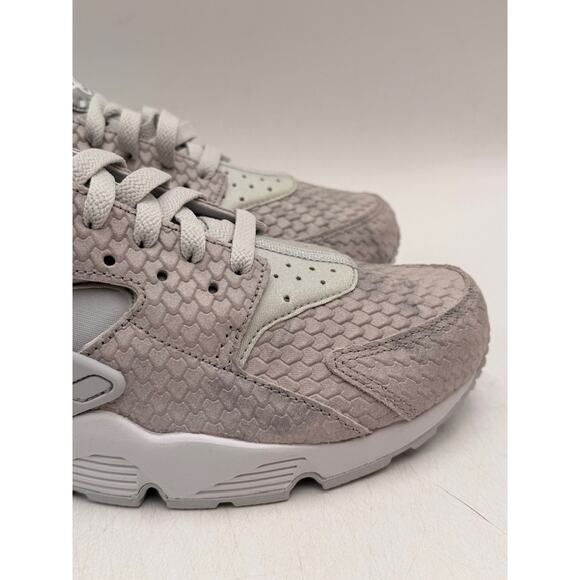 Nike AIR HUARCHE RUN PRM Women's New Running Sneaker White US Size 9.5 - Picture 2 of 11